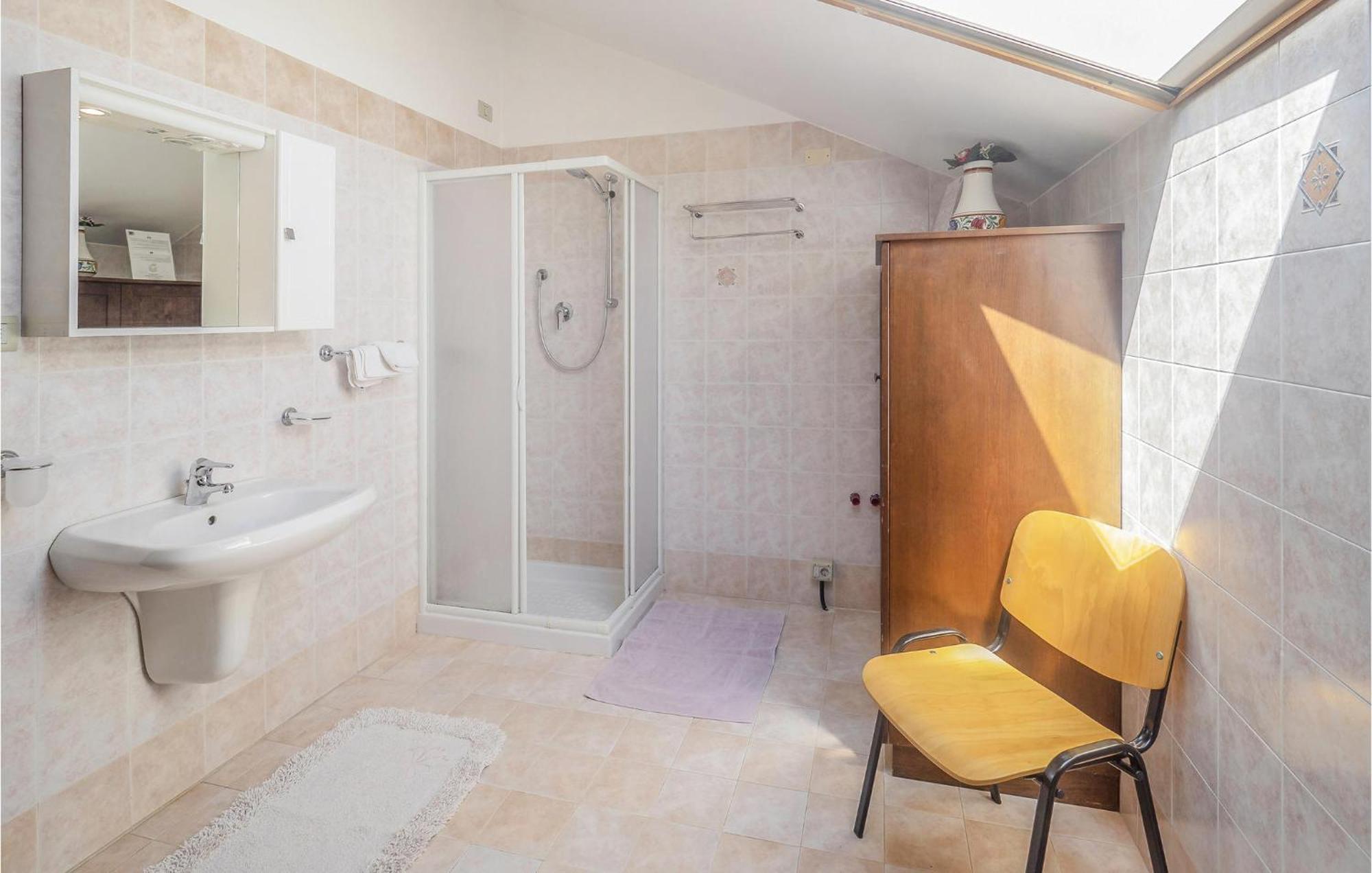 Awesome Home In Ariano Nel Polesine With Kitchen San Basilio Habitación foto