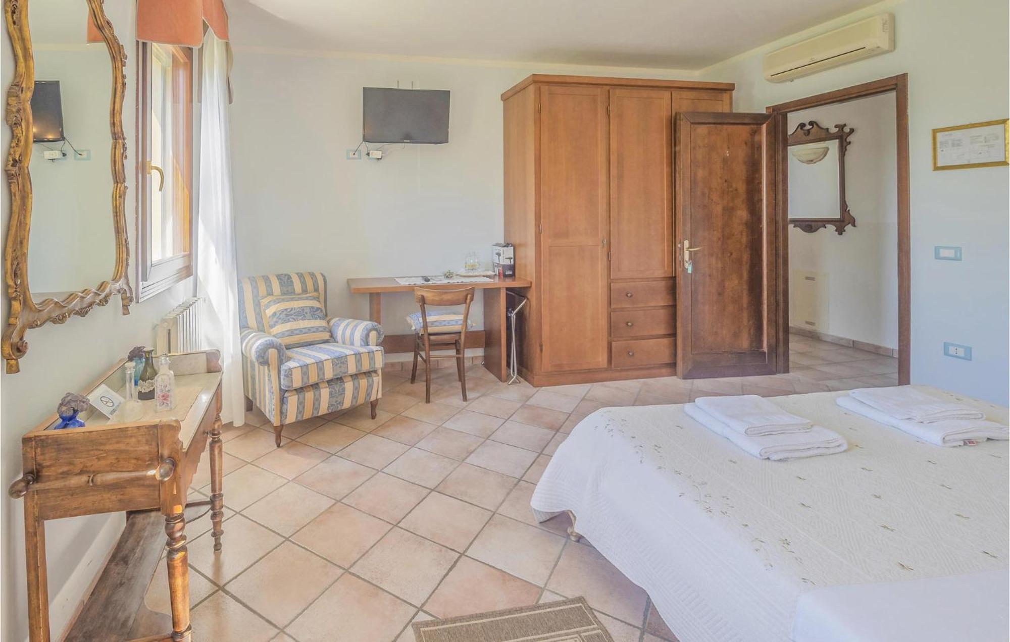 Awesome Home In Ariano Nel Polesine With Kitchen San Basilio Habitación foto